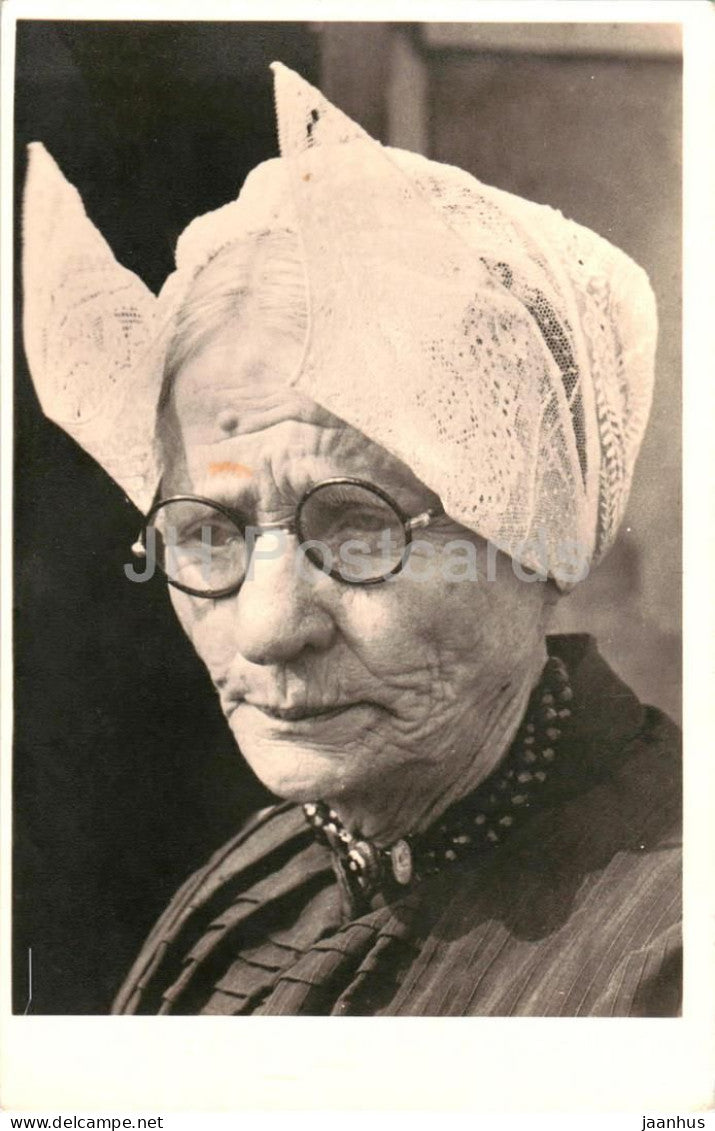 Blaricumer Boerin - Blaricum farmer woman - folk costumes - old postcard - Netherlands - unused - JH Postcards