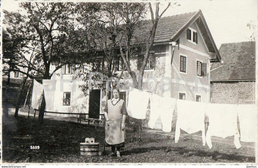 Salzburg - Frau beim Wascheaufhangen - Woman Hanging Laundry - photo - old postcard - 1933 - Austria - used - JH Postcards