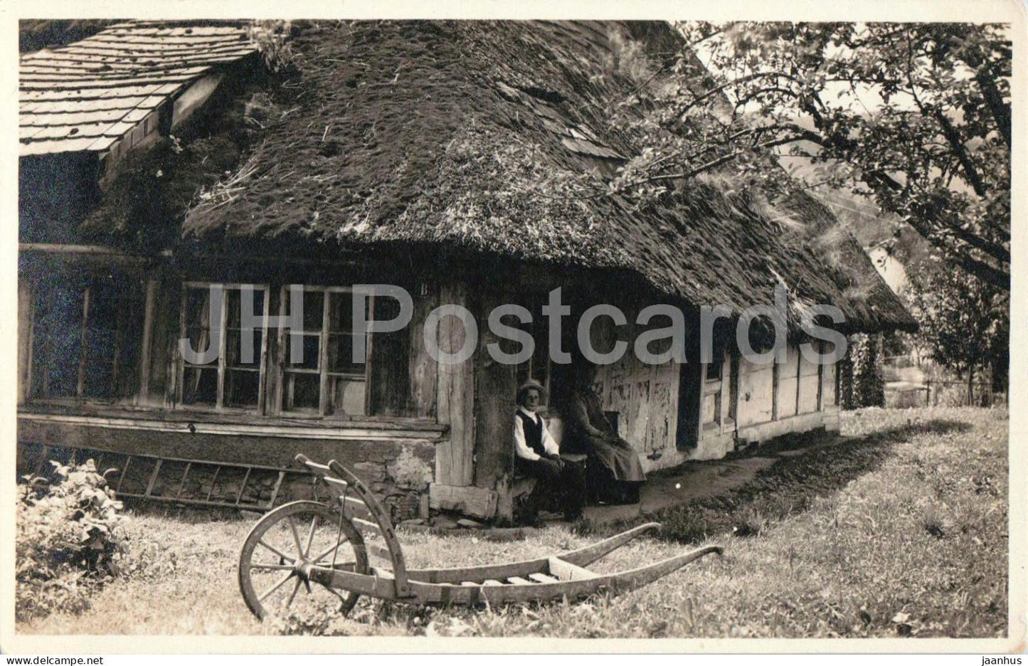 Altes Bauenhaus mit Strohdach und Schubkarre - farmhouse - rural scene photo - old postcard - Switzerland - unused - JH Postcards
