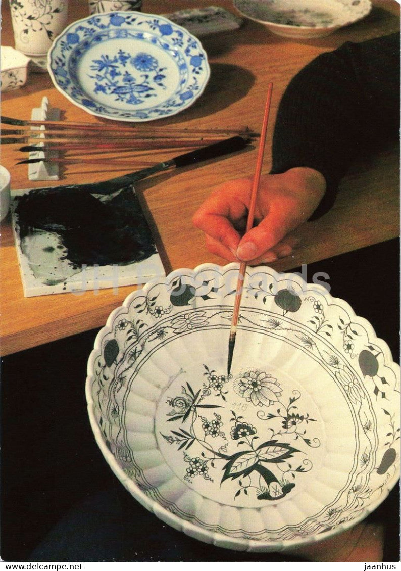 Meissen porcelain - Zwiebelmuster - Arbeitsfoto - the Onion Pattern decor - applied art - 1985 - Germany DDR - unused - JH Postcards