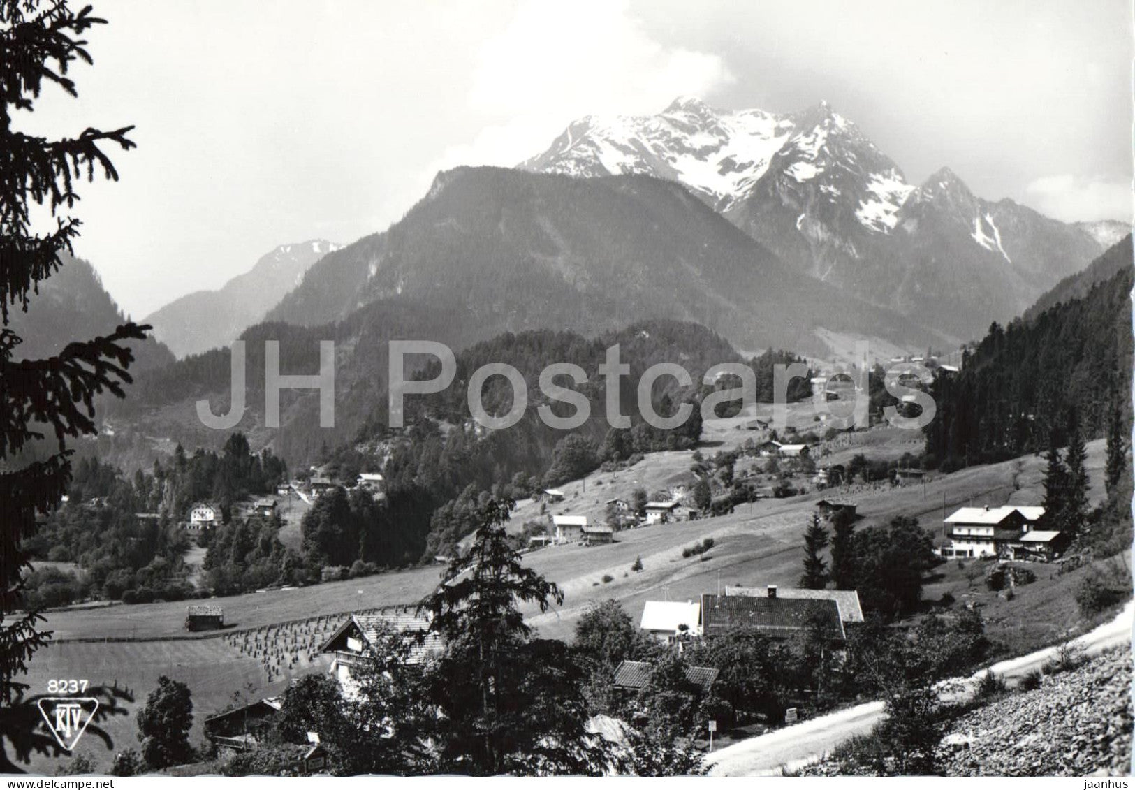 Finkenberg 839 m im Tuxertal mit Grunberg 2867 m - village - valley - mountains - 8237 - old postcard - Austria - unused - JH Postcards