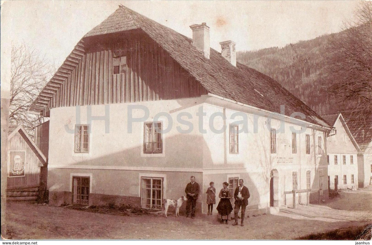 Gasthaus mit Familie Hund und Gebirge - Guesthouse ? - Rural House with Resident photo - old postcard - Austria - unused - JH Postcards