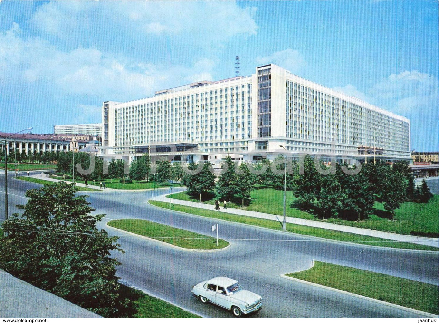 Moscow - Hotel Rossiya - modern hotel building - cityscape - car Volga - V-348 - Russia USSR - unused - JH Postcards