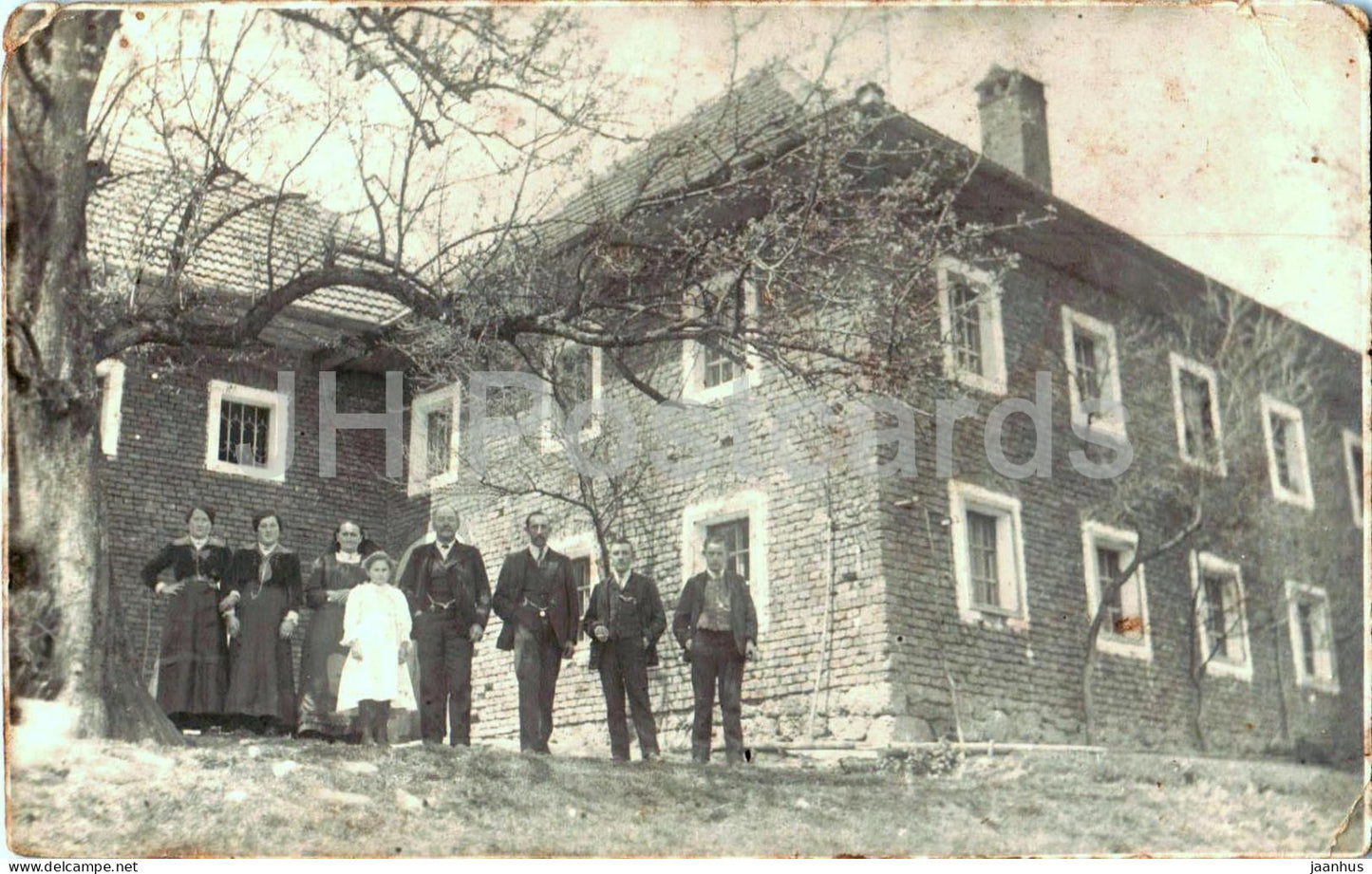 Attnang Pucheim - Gruppenfoto - People in front of brick farmhouse - photo - old postcard - Austria - used - JH Postcards