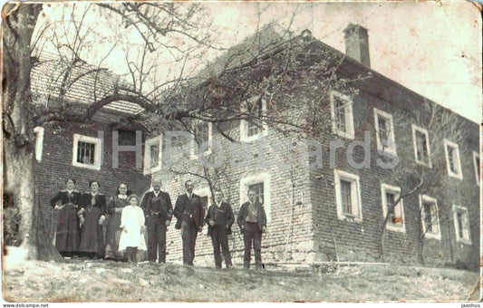 Attnang Pucheim - Gruppenfoto - People in front of brick farmhouse - photo - old postcard - Austria - used - JH Postcards
