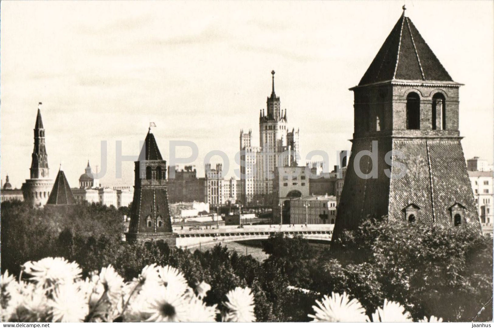 Moscow - Kremlin Towers - flowers city view - A14231 - 66 - botanical - 1966 - Russia - USSR - used - JH Postcards