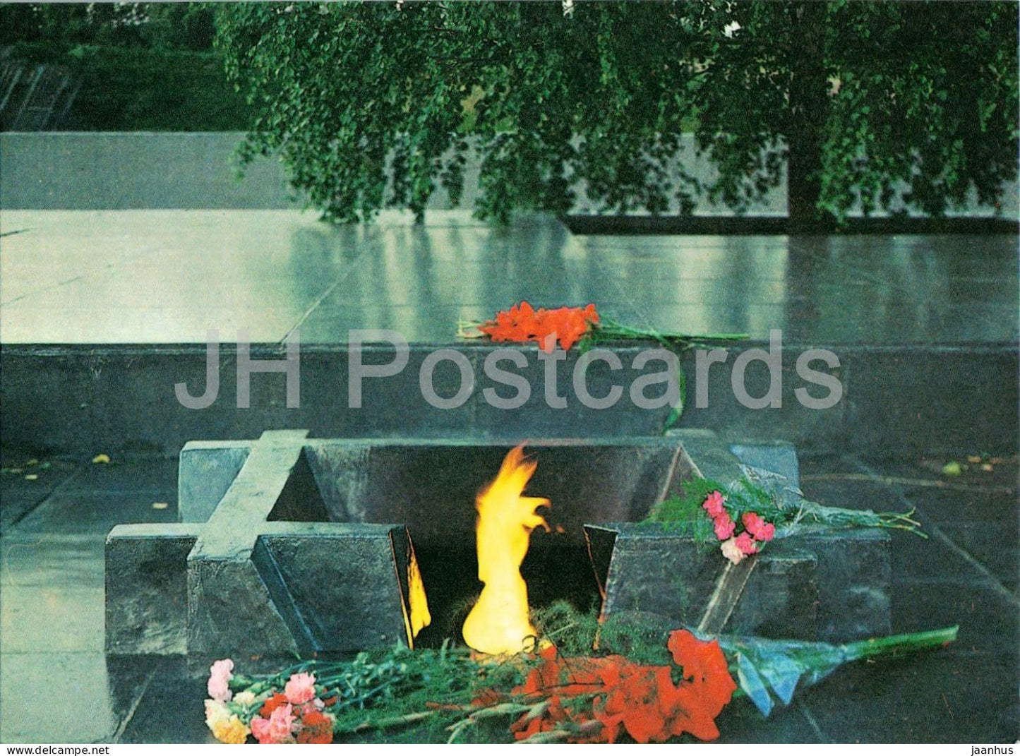 Khatyn - Eternal Flame - war memorial flowers - monument - botanical - 1970s - Belarus - USSR - unused - JH Postcards