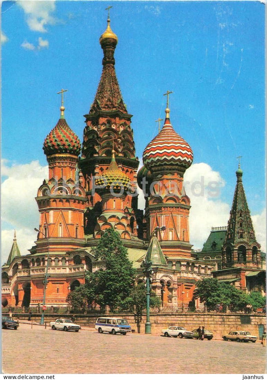 Moscow - Saint Basil Cathedral - Red Square - colorful domes - car RAF Volga 1992 - Russia - used - JH Postcards