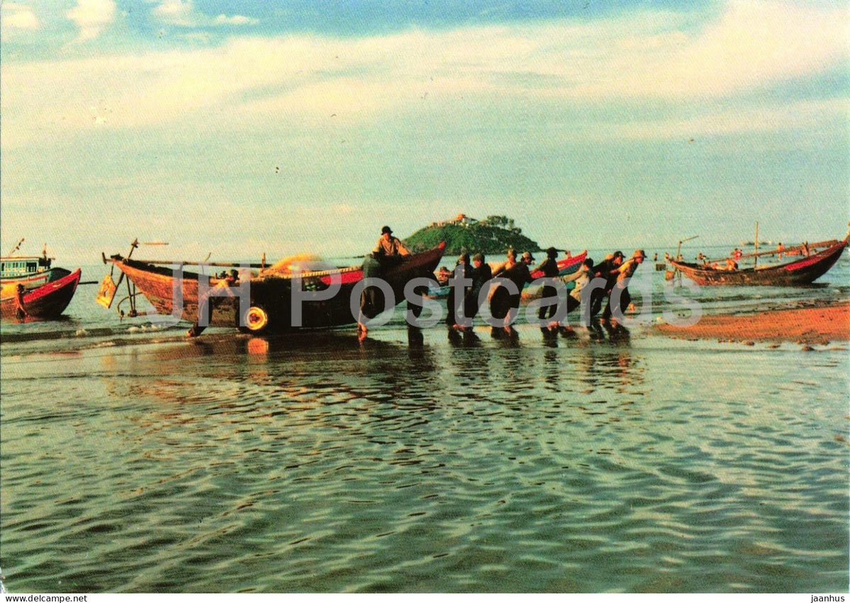 Fishery in Vung Tau - photograph by Nguyen An Truong - fishermen with boat - boat - 1990s - Vietnam - unused - JH Postcards