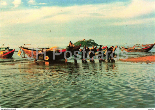 Fishery in Vung Tau - photograph by Nguyen An Truong - fishermen with boat - boat - 1990s - Vietnam - unused - JH Postcards
