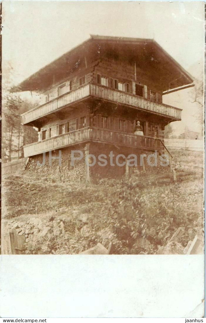 Altes Tiroler Bauernhaus mit Frau auf Balkon -  house with woman on balcony - old postcard - Austria - used - JH Postcards