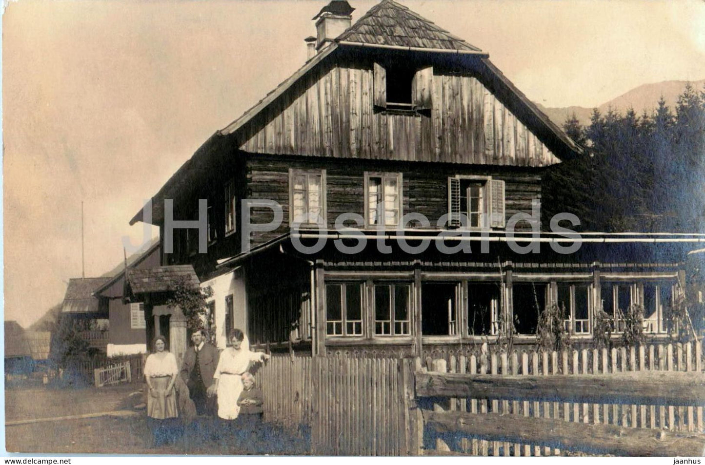 Rural house with wooden upper floor - family portrait in front - photo - old postcard - 1922 - Austria - used - JH Postcards