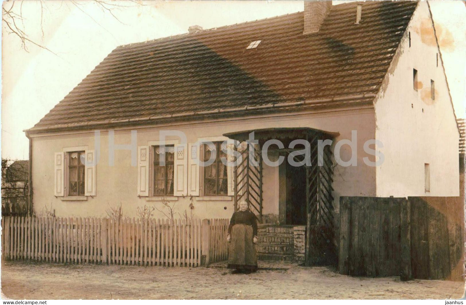 Pernitz ? - house with woman at gate - village house scene - photo - old postcard - 1911 - Austria - used - JH Postcards