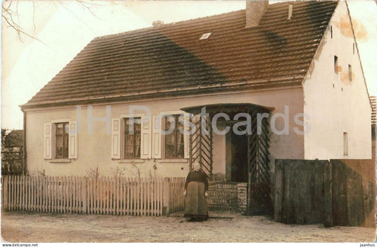 Pernitz ? - house with woman at gate - village house scene - photo - old postcard - 1911 - Austria - used - JH Postcards
