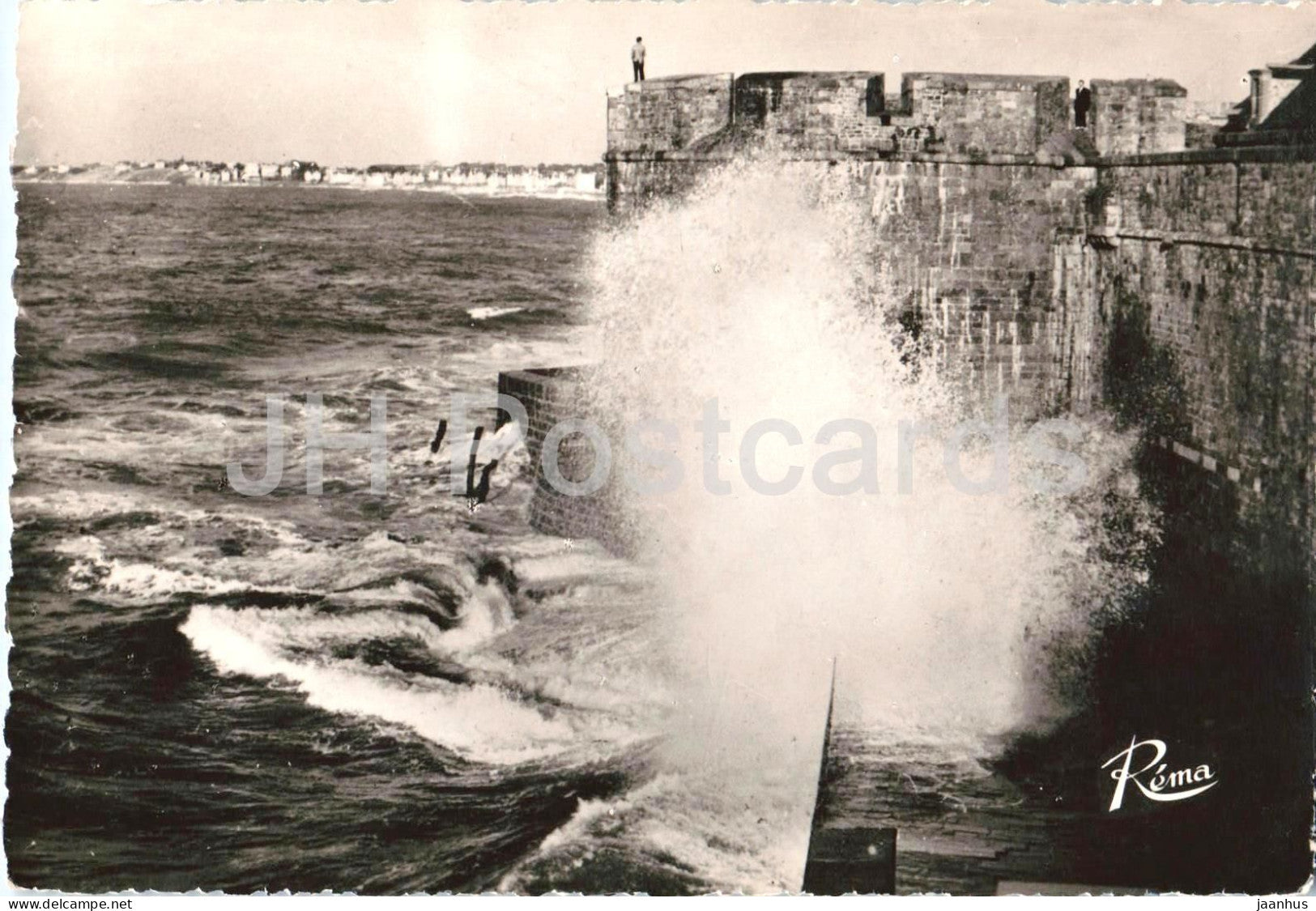 Saint Malo - Aux grandes Marees - tempete sur les Remparts - ramparts - 682 - old postcard - 1957 - France - used - JH Postcards