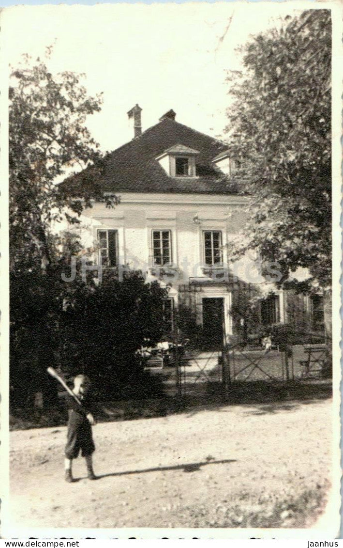 Child in front of manor house - photo - old postcard - 1940s - Austria - used - JH Postcards