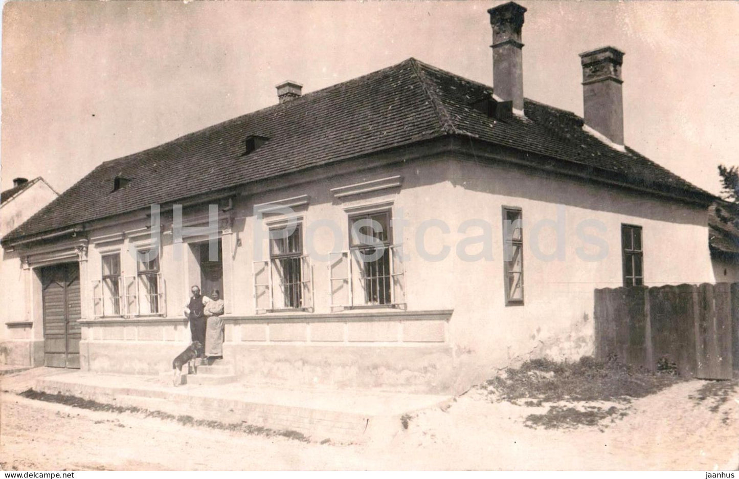 Wiener suburb house with couple and dog - Vienna - street view - photo - old postcard - Austria - unused - JH Postcards