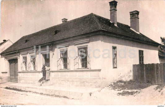 Wiener suburb house with couple and dog - Vienna - street view - photo - old postcard - Austria - unused - JH Postcards