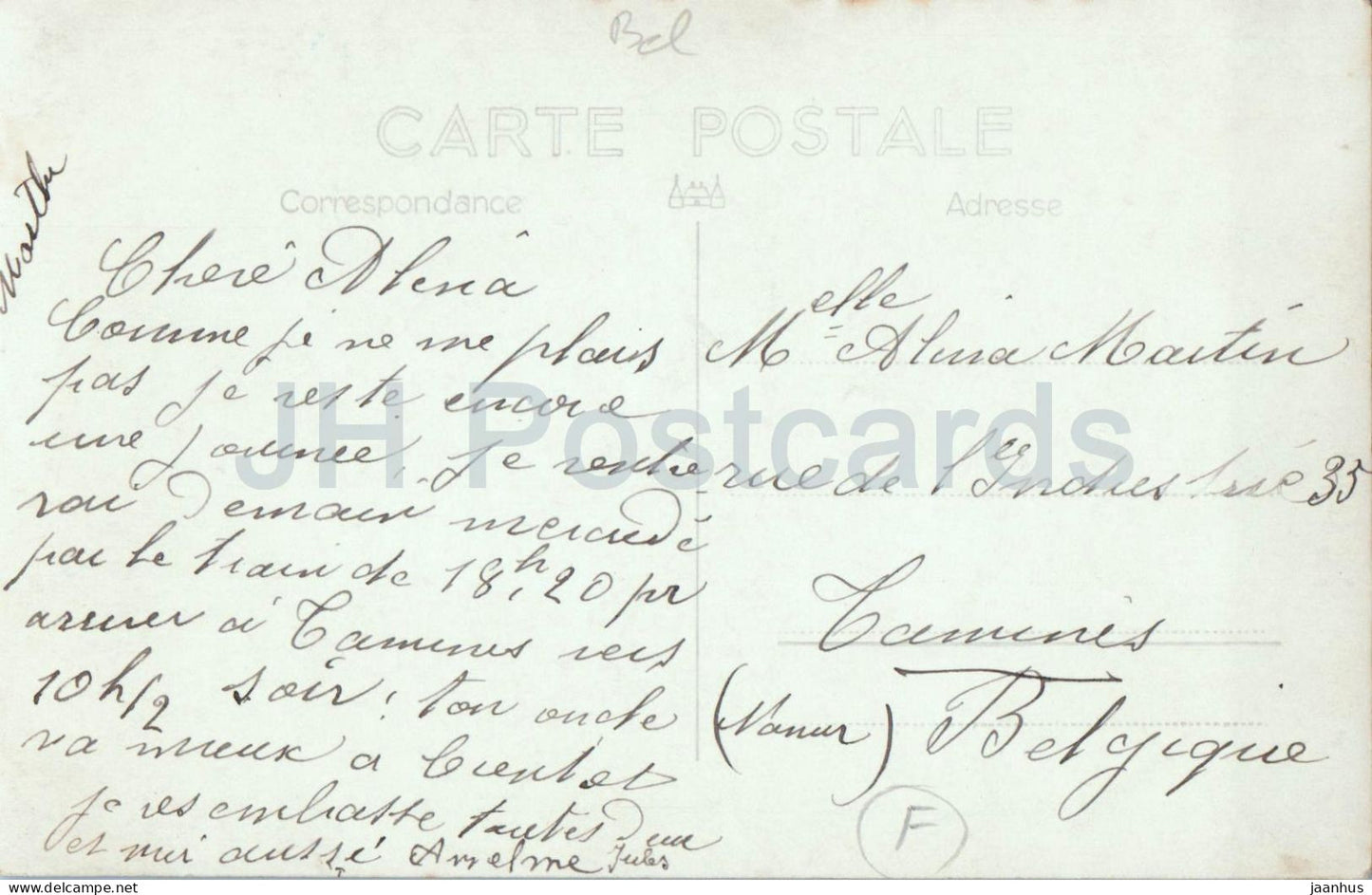 Femme avec des chats à l'entrée d'une maison, scène d'une maison en briques anciennes - photo - carte postale ancienne - Belgique - d'occasion 