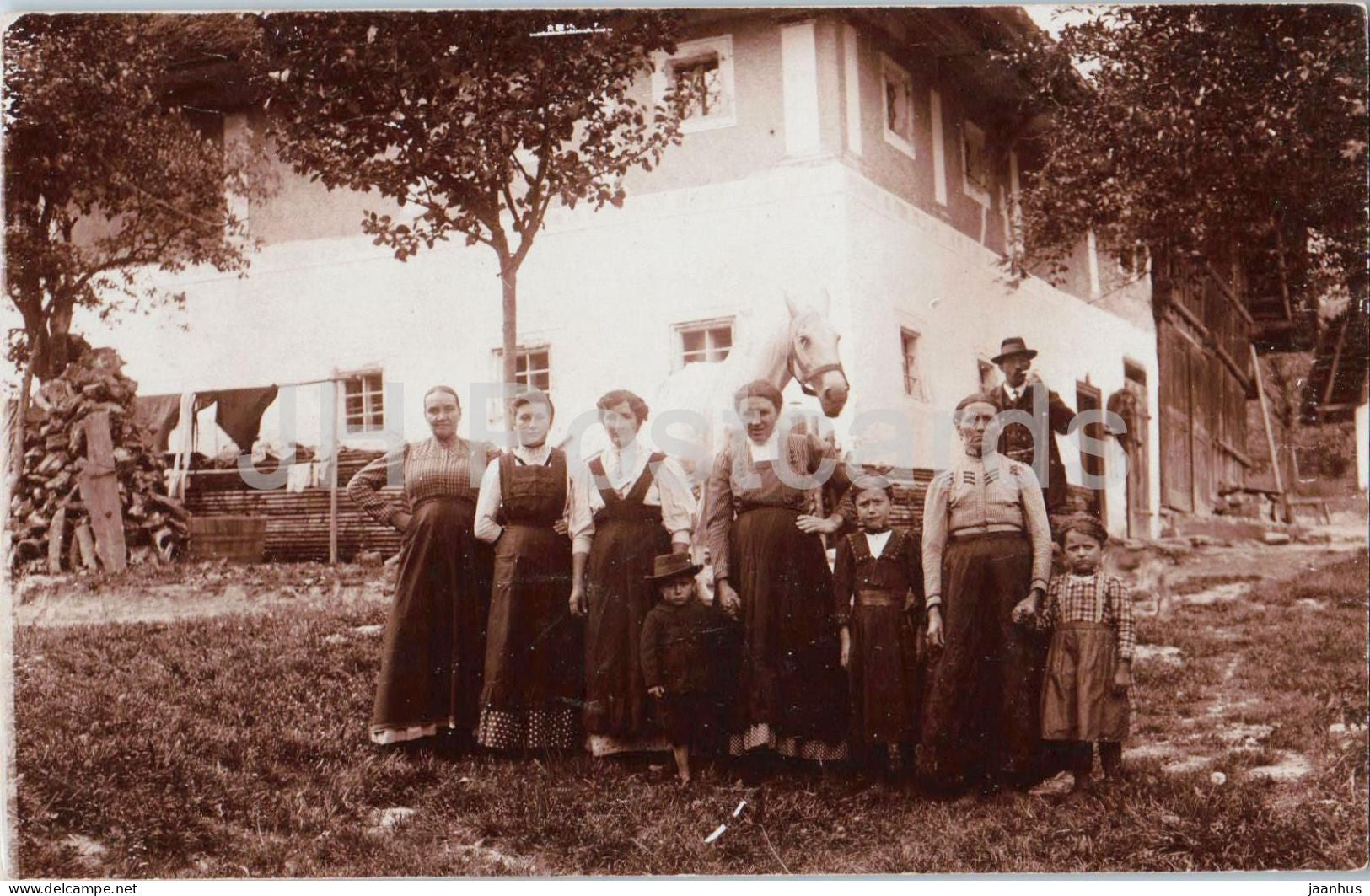 Mistelbach bei Wels - Gruppenfoto vor dem Haus - horse - photo - 1555 - old postcard - Austria - unused - JH Postcards