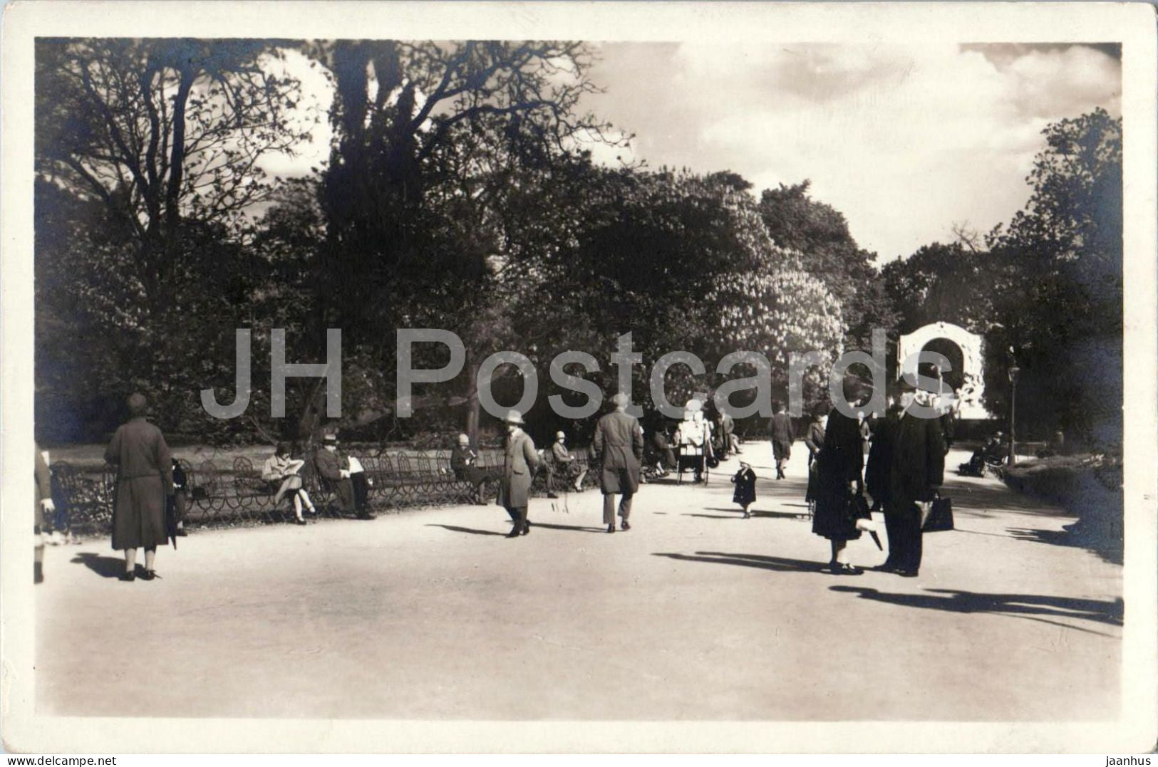 Wien - Vienna - Stadtpark - people walking - old postcard - 1930s - Austria - used - JH Postcards