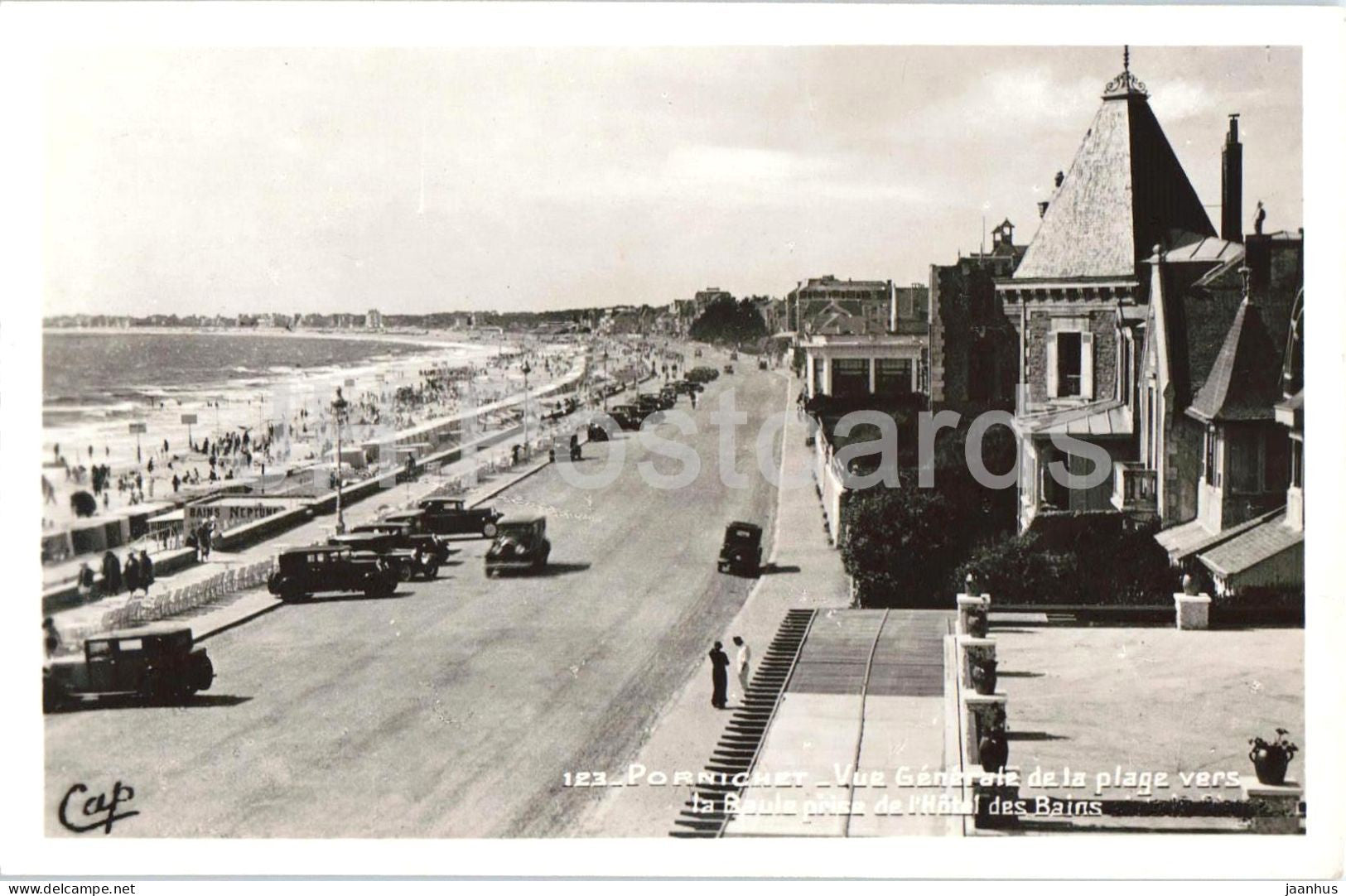 Pornichet - Vue generale de la plage vers La Baule prise de l’Hotel des Bains old cars - old postcard - France - unused - JH Postcards