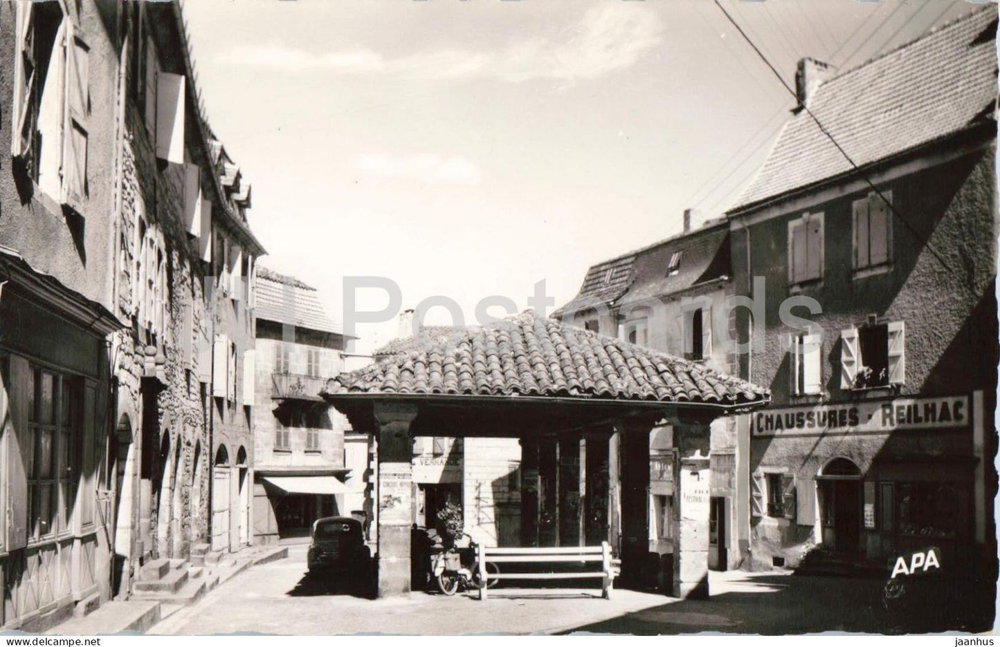 Lacapelle-Marival - Place de la Halle - Market Hall Square - Chaussures - Reilhac - 103 - old postcard - France - unused - JH Postcards