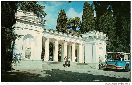 entrance to the Lower Park - bus LAZ - Nikitsky Botanical Garden - Crimea - 1989 - Ukraine USSR - unused - JH Postcards