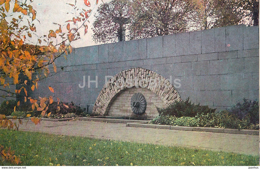 Leningrad - St Petersburg - Piskaryovskoye Memorial Cemetery - fountain - 1981 - Russia USSR - unused - JH Postcards