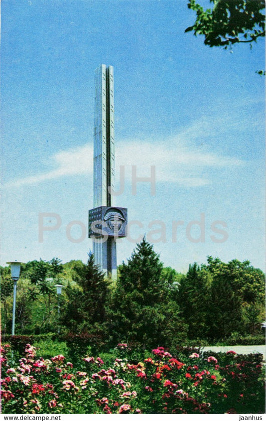 Tashkent - obelisk to soviet cosmonaut Gagarin in the park - 1970 - Uzbekistan USSR - unused - JH Postcards
