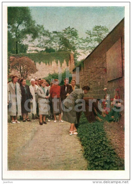 Soviet tourists in the Père Lachaise Cemetery - European Views - 1958 - Paris - unused - JH Postcards