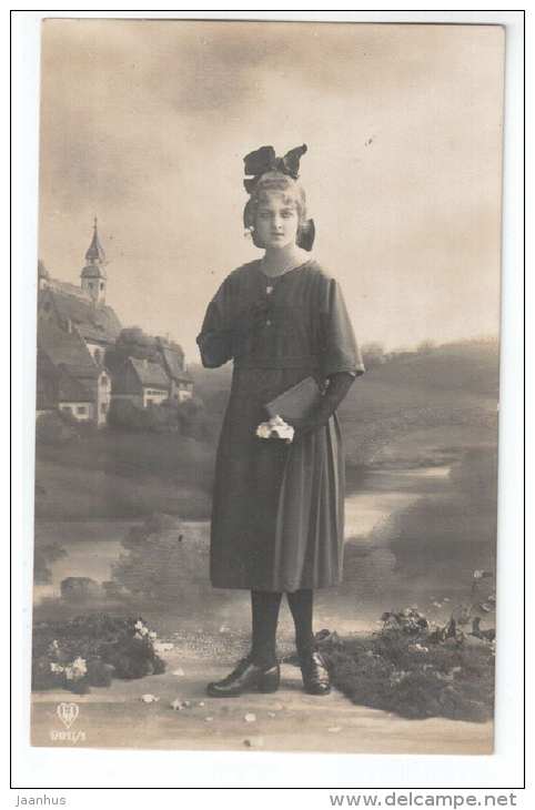 Young Woman -HB 9011/1 - old postcard - circulated in Estonia - used - JH Postcards