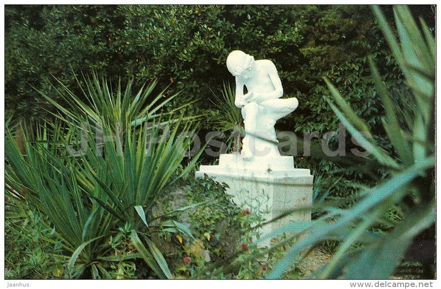Boy pulling out a splinter sculpture in Upper Park - Nikitsky Botanical Garden - Crimea - 1989 - Ukraine USSR - unused - JH Postcards