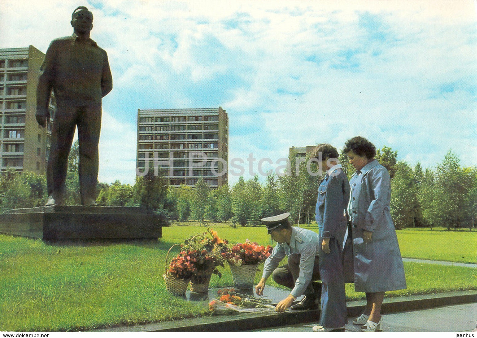 Gemeinsamer Kosmosflug UdSSR - DDR - Fliegerkosmonaut Sigmund Jahn - Gagarin Denkmal - cosmaonaut - Germany DDR- unused - JH Postcards
