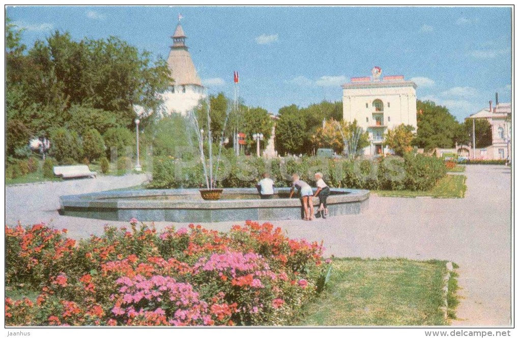 Lenin square - fountain - Astrakhan - 1970 - Russia USSR - unused - JH Postcards