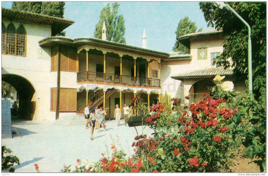 in the courtyard of the former Khan's Palace - museum - Bakhchisaray - Crimea - 1980 - Ukraine USSR - unused - JH Postcards