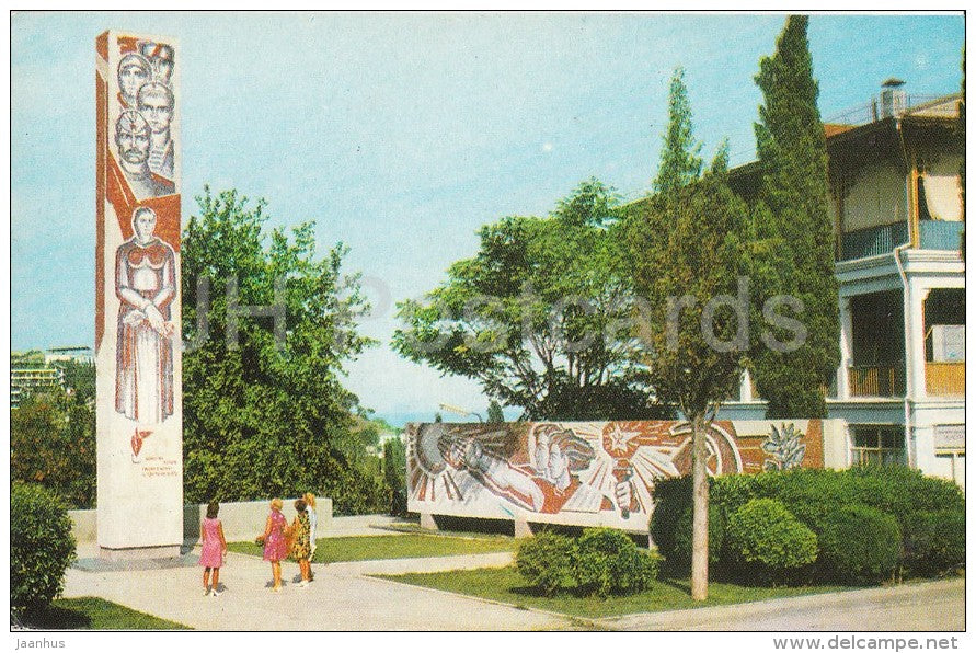 Obelisk in honor of people who gave their lives for the Soviet power - Alushta - Crimea - 1975 - Ukraine USSR - unused - JH Postcards