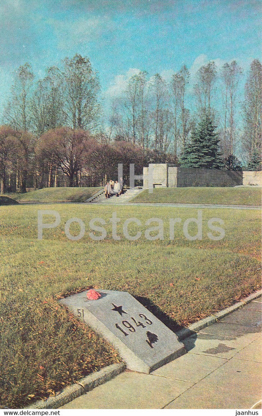 Leningrad - St Petersburg - Piskaryovskoye Memorial Cemetery - mass graves of soldiers - 1981 - Russia USSR - unused - JH Postcards