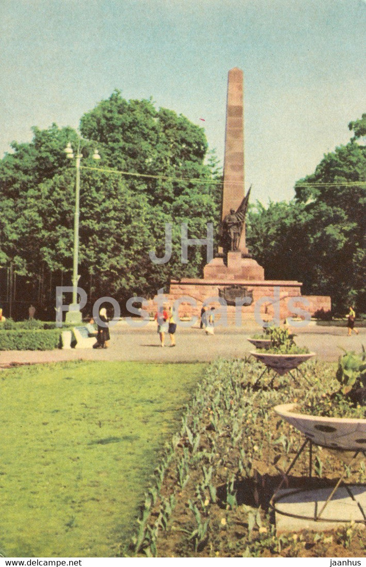 Chernivtsi - monument to Soviet soldiers who died in WWII - 1968 - Ukraine USSR - unused - JH Postcards