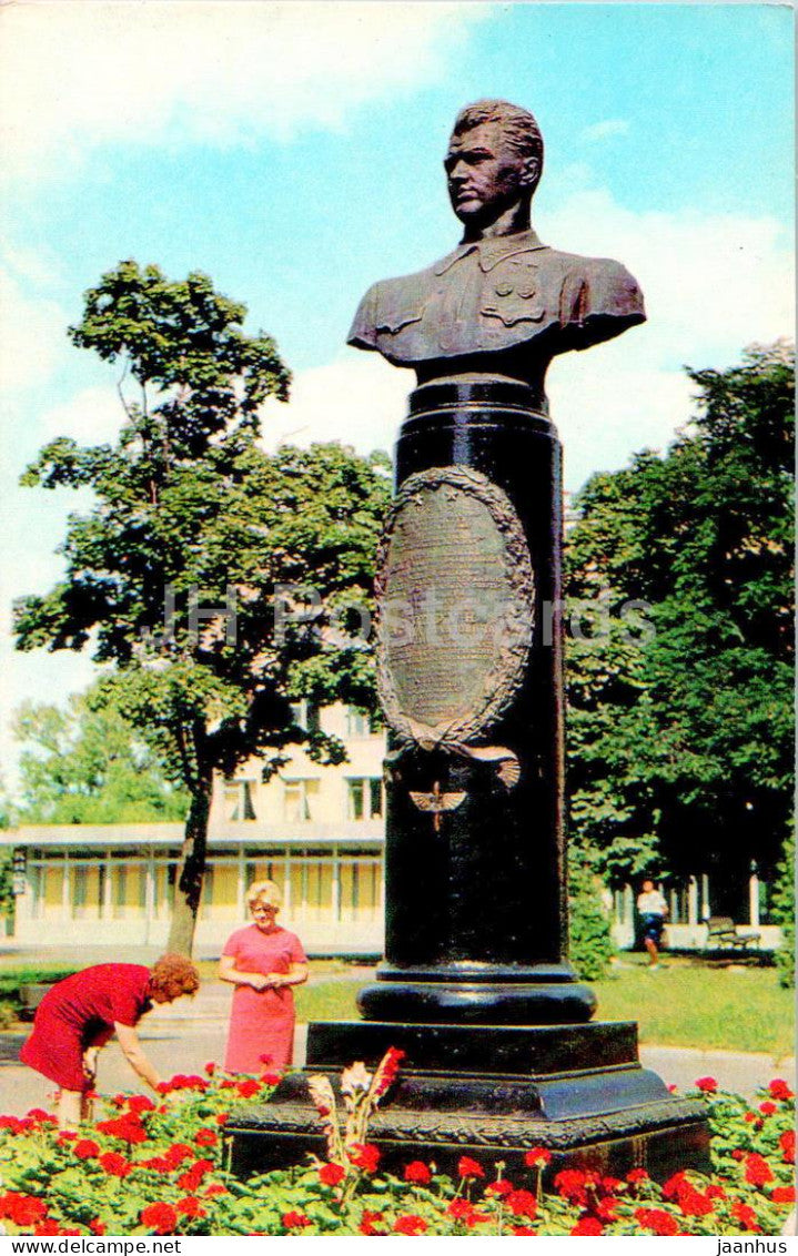 Sumy - monument to S. Suprun - 1976 - Ukraine USSR - unused - JH Postcards