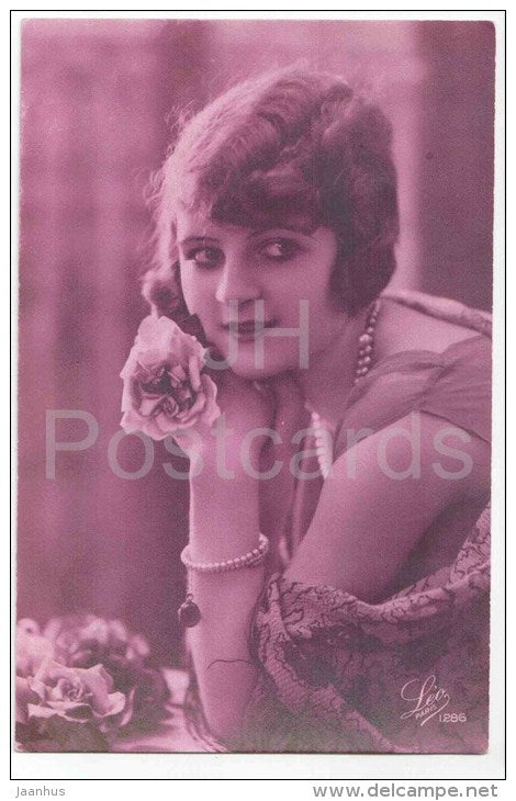 woman - lady - roses - Leo Paris 1286 - old postcard - circulated in Estonia - JH Postcards