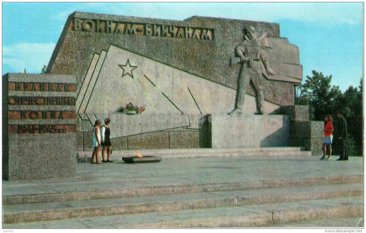 Monument to the soldiers in the square of Heroes of WWII - Biysk - 1971 - Russia USSR - unused - JH Postcards