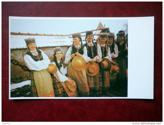 women in lithuanian folk costumes - Trakai - 1981 - Lithuania USSR - unused - JH Postcards