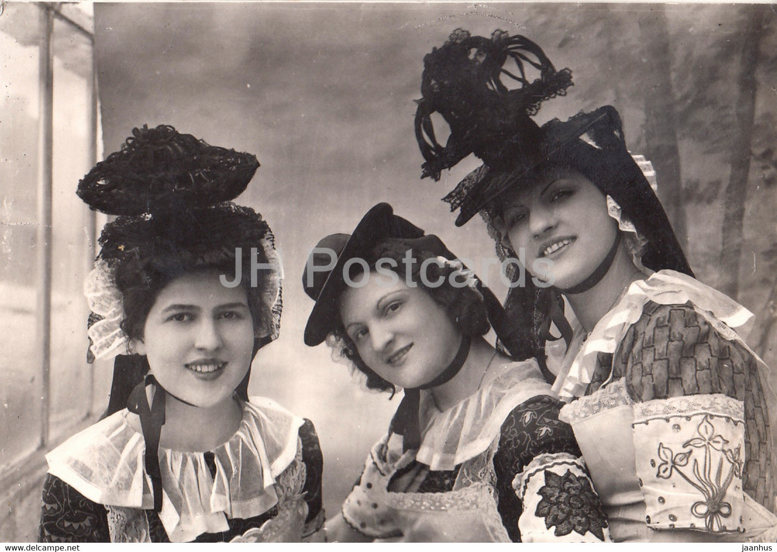 Maconnaises - Brelot Cocardiau - folk costumes - old postcard - France - unused - JH Postcards