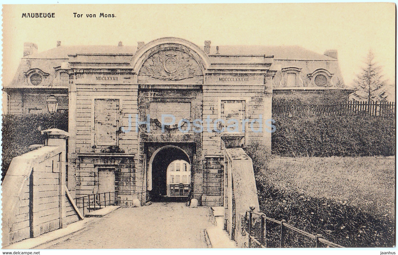 Maubeuge - Tor von Mons - old postcard - France - unused - JH Postcards