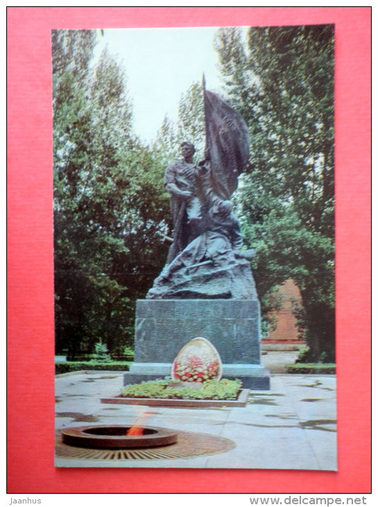 Monument to Revolutionary Fighters 1917 - Saratov - 1972 - USSR Russia - unused - JH Postcards
