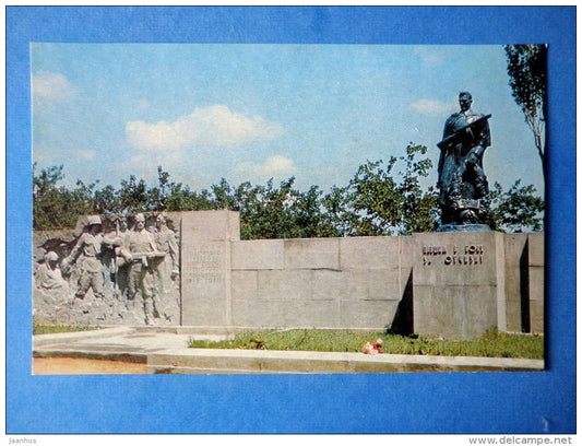 memorial stele in a military cemetery - soldier - Kerch - 1977 - Ukraine USSR - unused - JH Postcards
