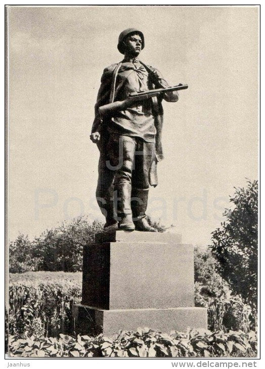 sculpture by L. Eydlin - monument to A. Matrosov - soldier - Leningrad . St. Petersburg . USSR . Russia - art - unused - JH Postcards