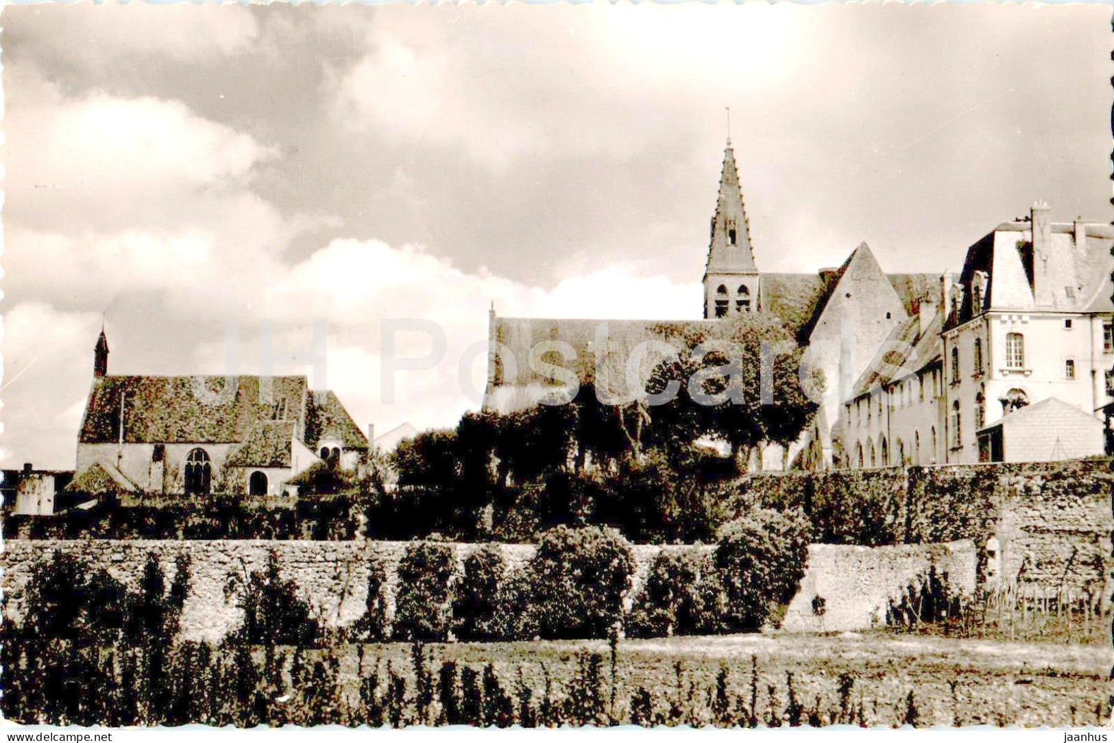Ferrieres - Vue d'ensemble de l'Abbaye et des Arenes ou Pepin le Bref - old postcard - 1954 - France - used - JH Postcards