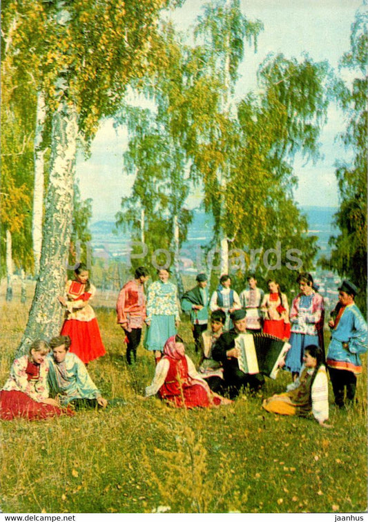 Krasnoufimsk - In the Town park - folk costumes - 1970 - Russia USSR - unused - JH Postcards